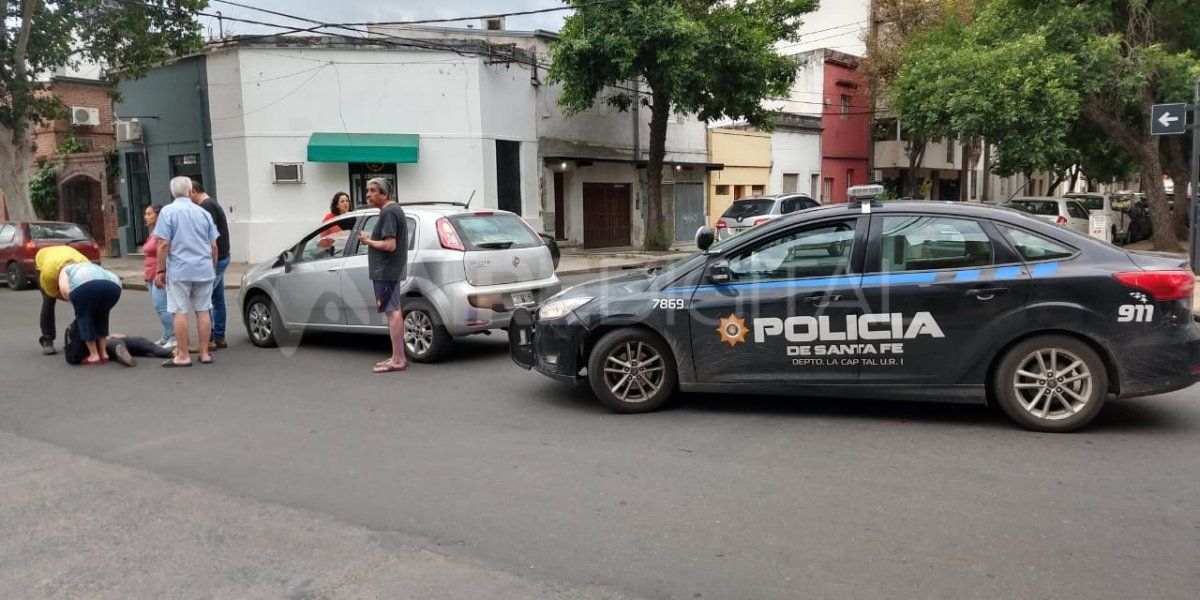 Accidente de tránsito en el macrocentro santafesino: una ciclista sufrió lesiones leves