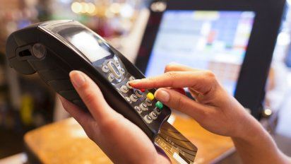 El consumo toca su piso en 2025: ventas en caída, salarios estancados y solo el e-commerce resiste