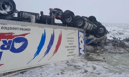 El camionero se lesionó un brazo, pero no sufrió heridas graves. El camionero se lesionó un brazo, pero no sufrió heridas graves.