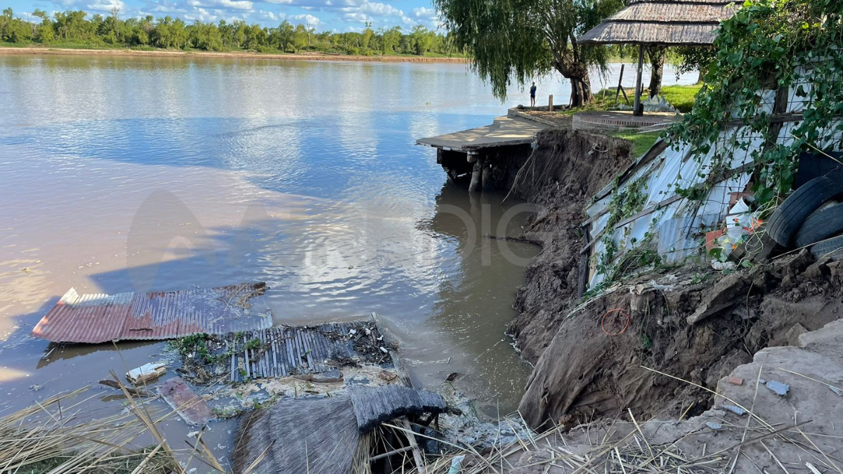 Este sábado a la madrugada la barranca cedió y se llevó un quincho que se ubicaba sobre el terreno. Este sábado a la madrugada la barranca cedió y se llevó un quincho que se ubicaba sobre el terreno.