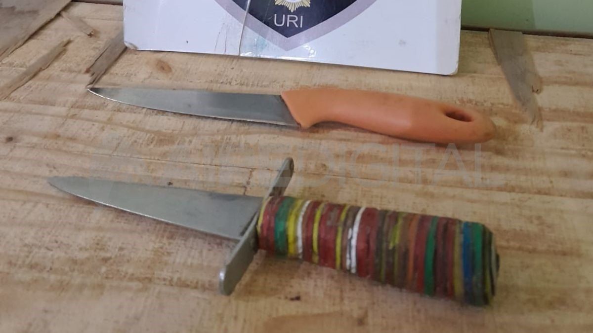Los dos cuchillos secuestrados a los sospechosos