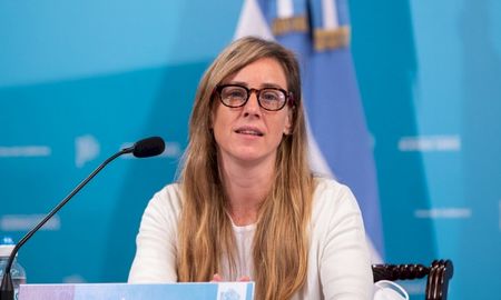 La directora general de Cultura y Educación bonaerense, Agustina Vila, reconoció hoy que se evalúa poner en marcha clases a contra turno y los sábados para alumnos que deban recuperar contenidos pedagógicos que le permitan promocionar el año. La directora general de Cultura y Educación bonaerense, Agustina Vila, reconoció hoy que se evalúa poner en marcha clases a contra turno y los sábados para alumnos que deban recuperar contenidos pedagógicos que le permitan promocionar el año.