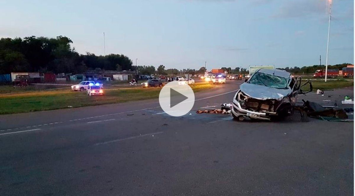 Iban 16 personas arriba de una camioneta y chocaron: hay al menos nueve muertos
