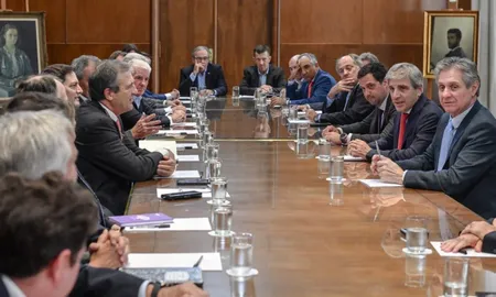 El ministro de Economía, Luis Caputo, mantuvo este martes una reunión con representantes de firmas británicas que operan en la Argentina y aseguró que el próximo año “será un año espectacular”. El ministro de Economía, Luis Caputo, mantuvo este martes una reunión con representantes de firmas británicas que operan en la Argentina y aseguró que el próximo año “será un año espectacular”.