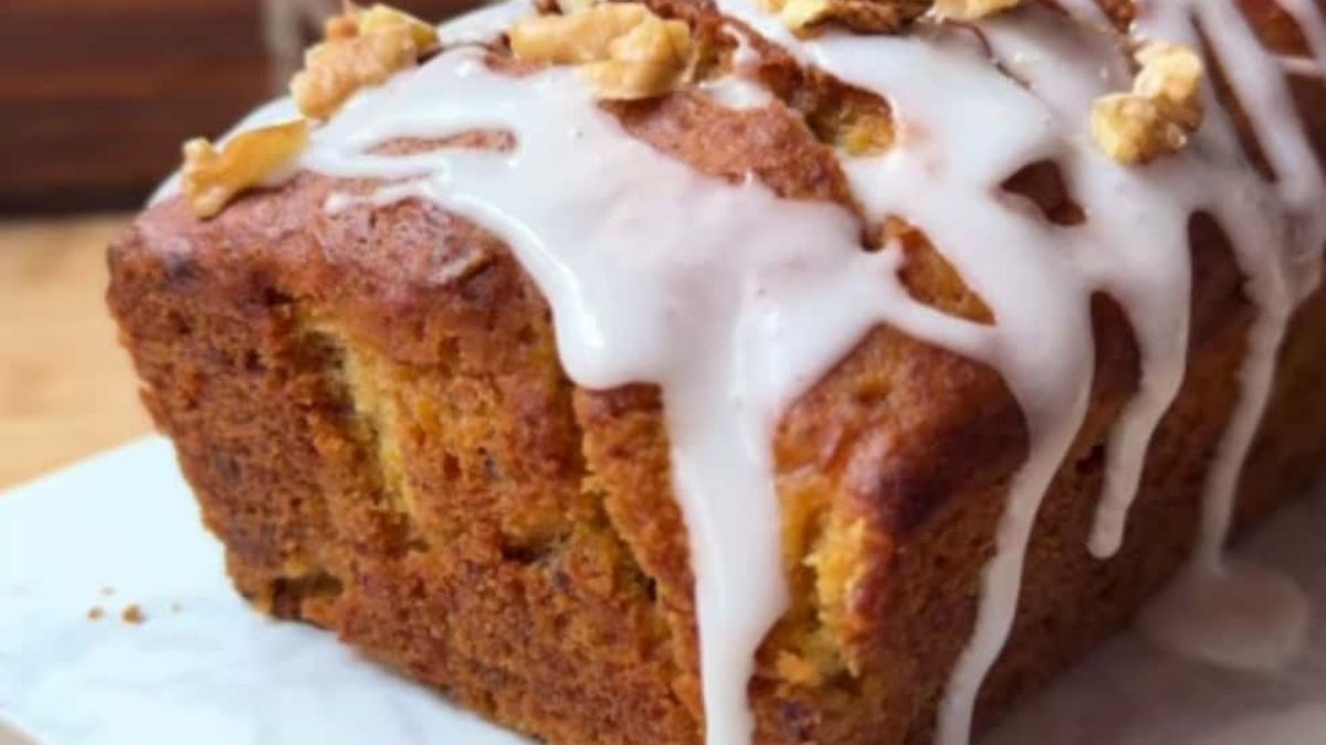 La ralladura de zanahoria aporta una humedad residual que mantiene el bud&iacute;n fresco por varios d&iacute;as, mientras que la banana madura intensifica el dulzor natural.