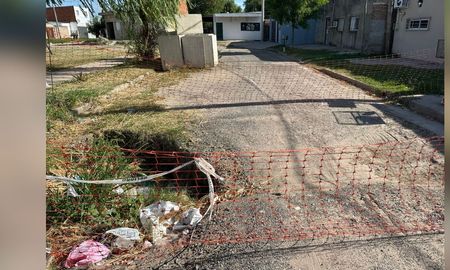 Desde barrio Barranquitas, vecinos expresaron su preocupación por un hundimiento en plena calzada que lleva más de tres años sin una solución definitiva Desde barrio Barranquitas, vecinos expresaron su preocupación por un hundimiento en plena calzada que lleva más de tres años sin una solución definitiva