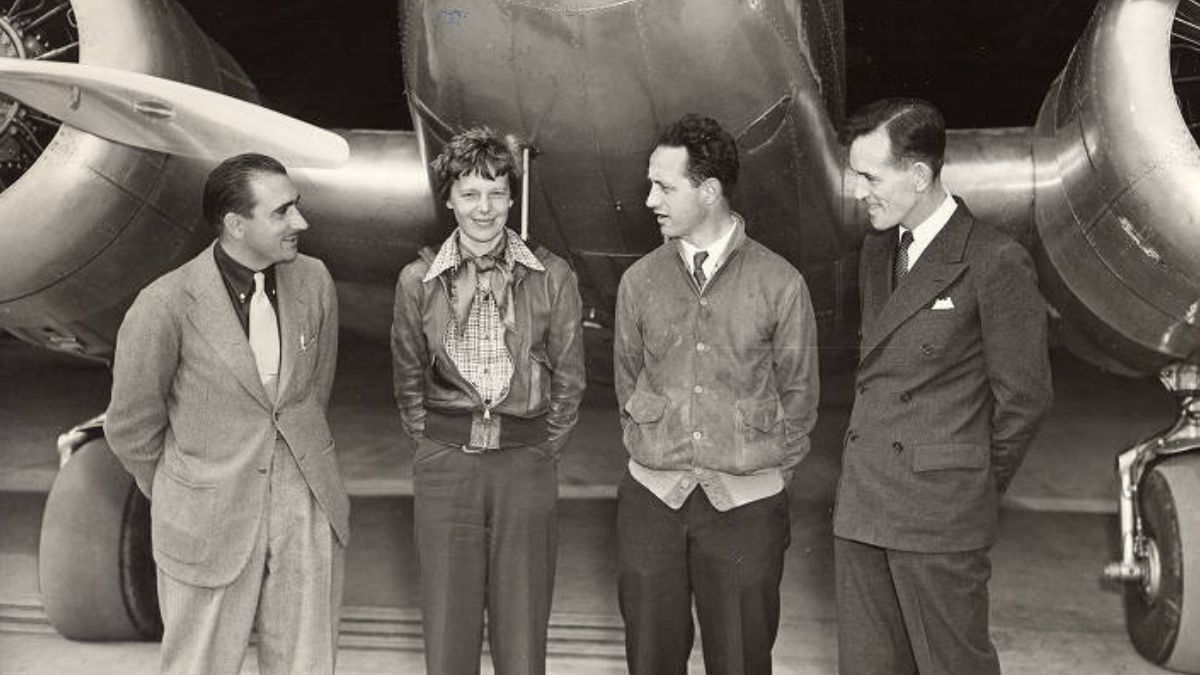 El 17 de marzo de 1937 Amelia partió desde Oakland, California para completar la primera de las etapas (hasta Honolulu, Hawaii) de su intento de dar la vuelta al mundo de este a oeste. Antes de despegar, posaron (de izquierda a derecha) Paul Mantz (asesor técnico, quien no integró la tripulación), Earhart, y los navegantes Harry Manning y Fred Noonan. El 17 de marzo de 1937 Amelia partió desde Oakland, California para completar la primera de las etapas (hasta Honolulu, Hawaii) de su intento de dar la vuelta al mundo de este a oeste. Antes de despegar, posaron (de izquierda a derecha) Paul Mantz (asesor técnico, quien no integró la tripulación), Earhart, y los navegantes Harry Manning y Fred Noonan.