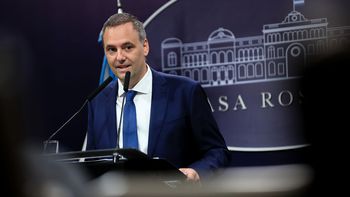 Manuel Adorni asume como director de YPF por el Estado Nacional