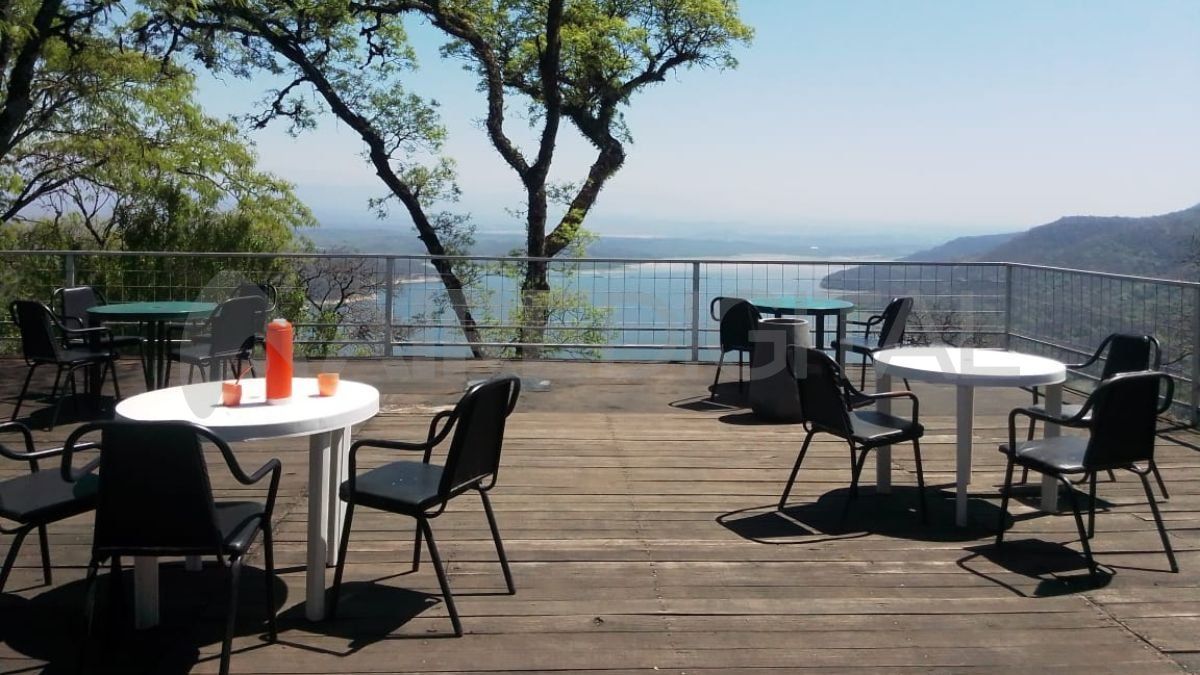 Son santafesinos, buscaban un cambio y ahora atienden un comedor gastrónomico en un cerro de Tucumán