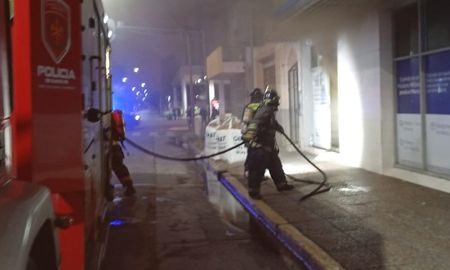 La sucursal del banco tomó fuego durante la madrugada del martes. La sucursal del banco tomó fuego durante la madrugada del martes.