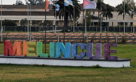 Melincué es la ciudad cabecera del departamento General López y está a 300 kilómetros de la ciudad de Santa Fe.&nbsp;