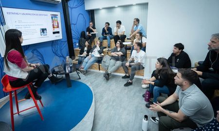 Durante dos jornadas, los trabajadores de AIRE actualizaron sus conocimientos sobre herramientas tecnológicas vinculadas al periodismo y la comunicación. Durante dos jornadas, los trabajadores de AIRE actualizaron sus conocimientos sobre herramientas tecnológicas vinculadas al periodismo y la comunicación.