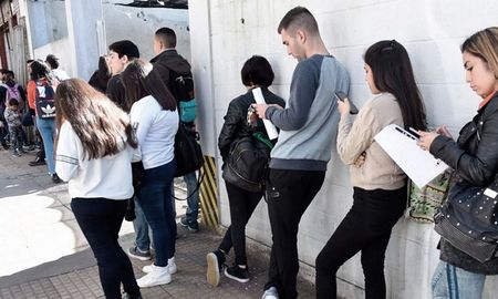 Con 1.088.000 desempleados en los 31 aglomerados relevados, que proyectados a todo el país representan más de 1.734.000 personas en esa crítica situación. Con 1.088.000 desempleados en los 31 aglomerados relevados, que proyectados a todo el país representan más de 1.734.000 personas en esa crítica situación.