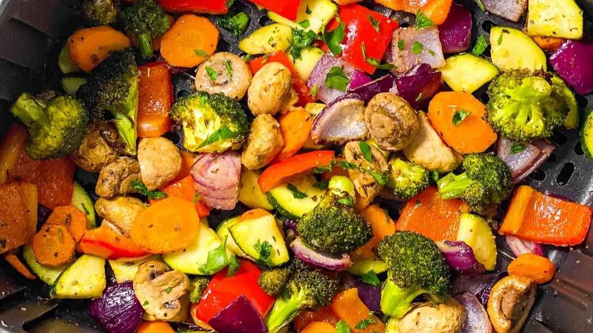 La freidora de aire es ideal para hornear verduras.