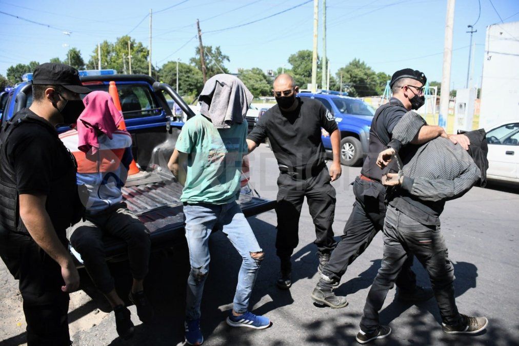 La policía detuvo a siete personas como sospechosas de tener relación con la balacera contra la comisaría 12.