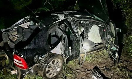 Así quedó el automóvil en el que iban las víctimas fatales tras el accidente. Así quedó el automóvil en el que iban las víctimas fatales tras el accidente.