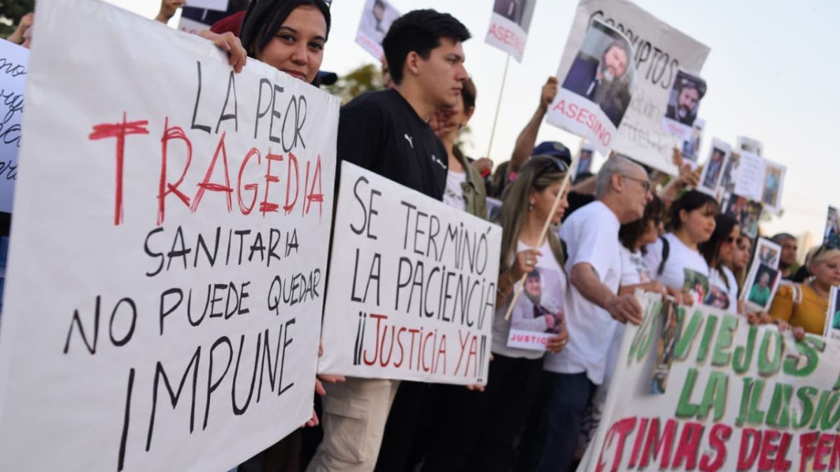 “Todos los que estamos acá estamos atravesados por el dolor. Necesitamos que la sociedad sepa y nos acompañe”, expresó una mujer en la manifestación de familiares de víctimas de fentanilo contaminado que se realizó en Rosario hace algunas semanas.  “Todos los que estamos acá estamos atravesados por el dolor. Necesitamos que la sociedad sepa y nos acompañe”, expresó una mujer en la manifestación de familiares de víctimas de fentanilo contaminado que se realizó en Rosario hace algunas semanas.