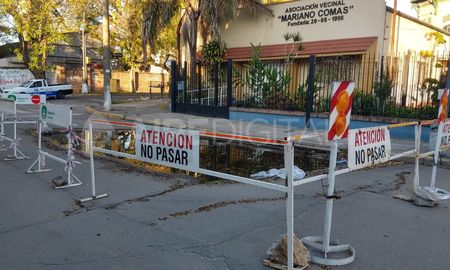 La calle Urquiza tiene un nuevo bache en la intersección con Cándido Pujato. La calle Urquiza tiene un nuevo bache en la intersección con Cándido Pujato.