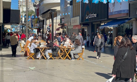 La Peatonal de la ciudad de Santa Fe vive un sábado especial en Modo Revolución. La Peatonal de la ciudad de Santa Fe vive un sábado especial en Modo Revolución.