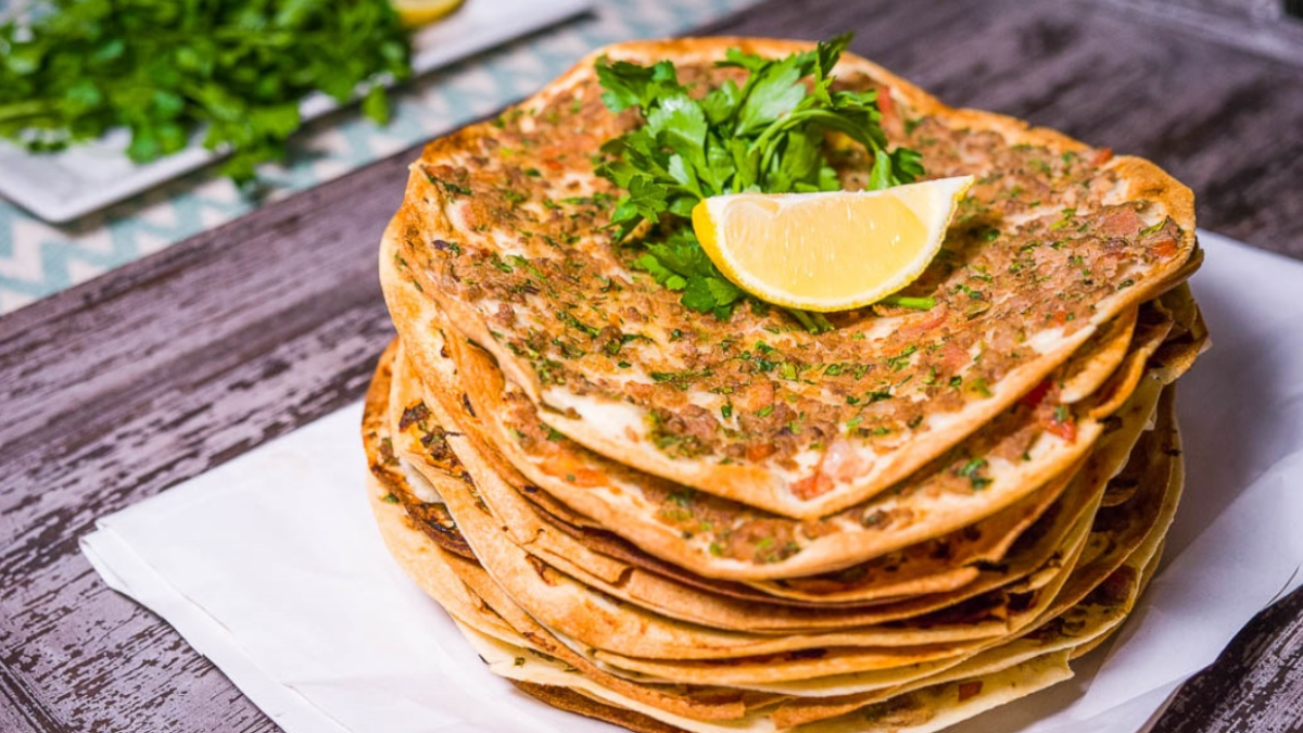 El lahmacun es un plato delicioso, conocido también como "pizza turca", que lleva ingredientes sencillos de conseguir. El lahmacun es un plato delicioso, conocido también como "pizza turca", que lleva ingredientes sencillos de conseguir.