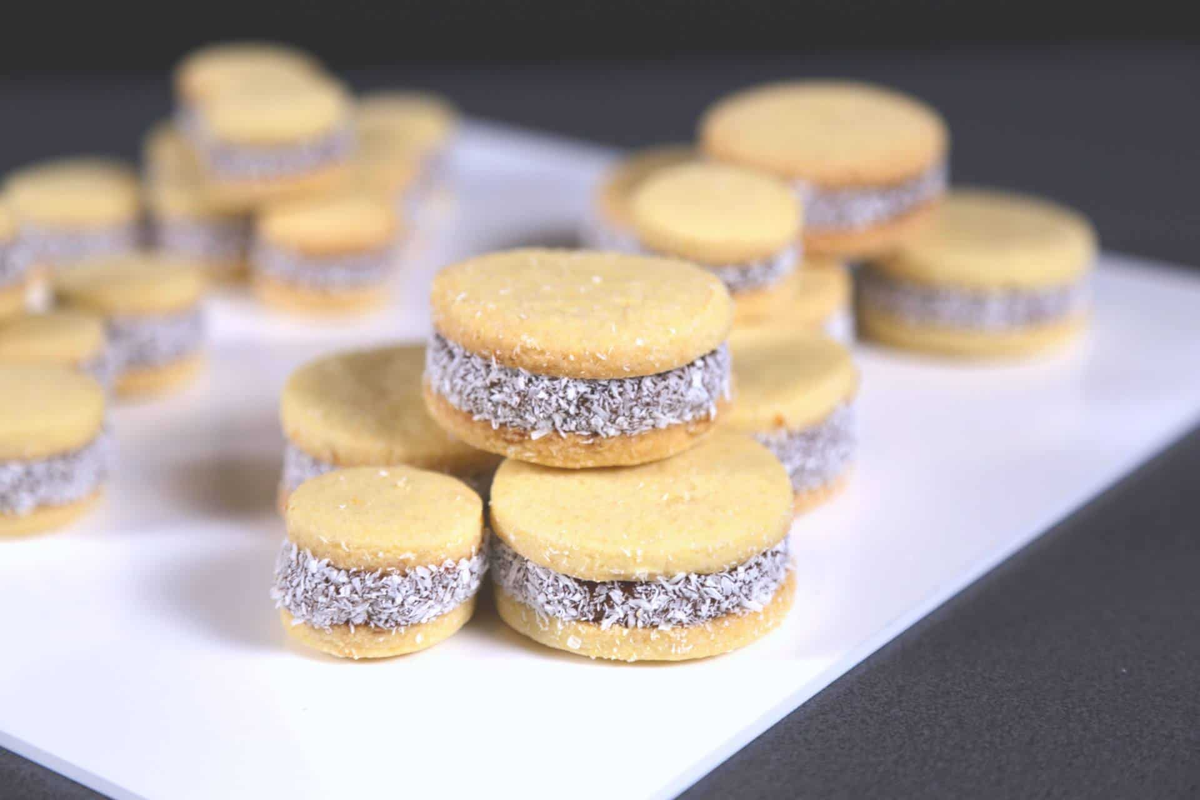 Los alfajores de maicena son un postre delicioso y muy sencillo de preparar en casa. Los alfajores de maicena son un postre delicioso y muy sencillo de preparar en casa.