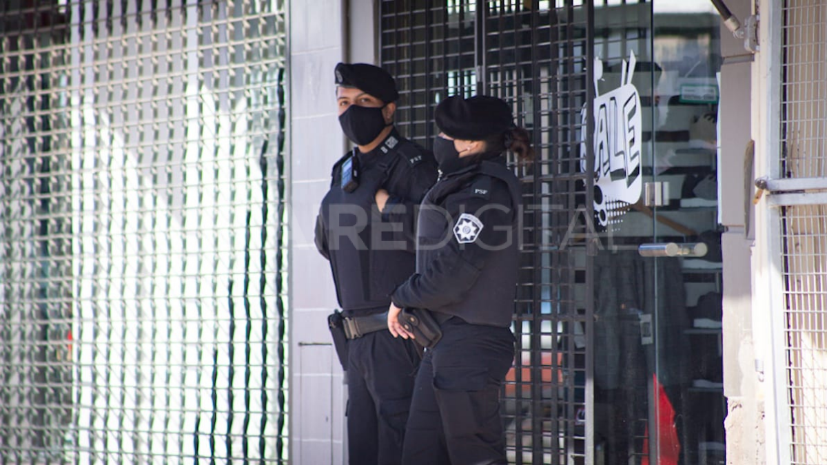 Presencia policial en la puerta de algunos negocios de la popular avenida