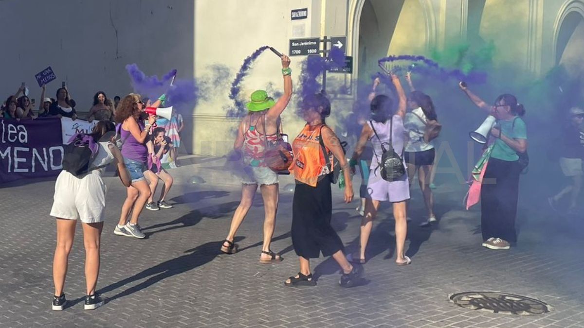 La concentración se hizo a las 17, en la Plaza del Soldado, y se desplazó hasta la Plaza de Mayo. La concentración se hizo a las 17, en la Plaza del Soldado, y se desplazó hasta la Plaza de Mayo.