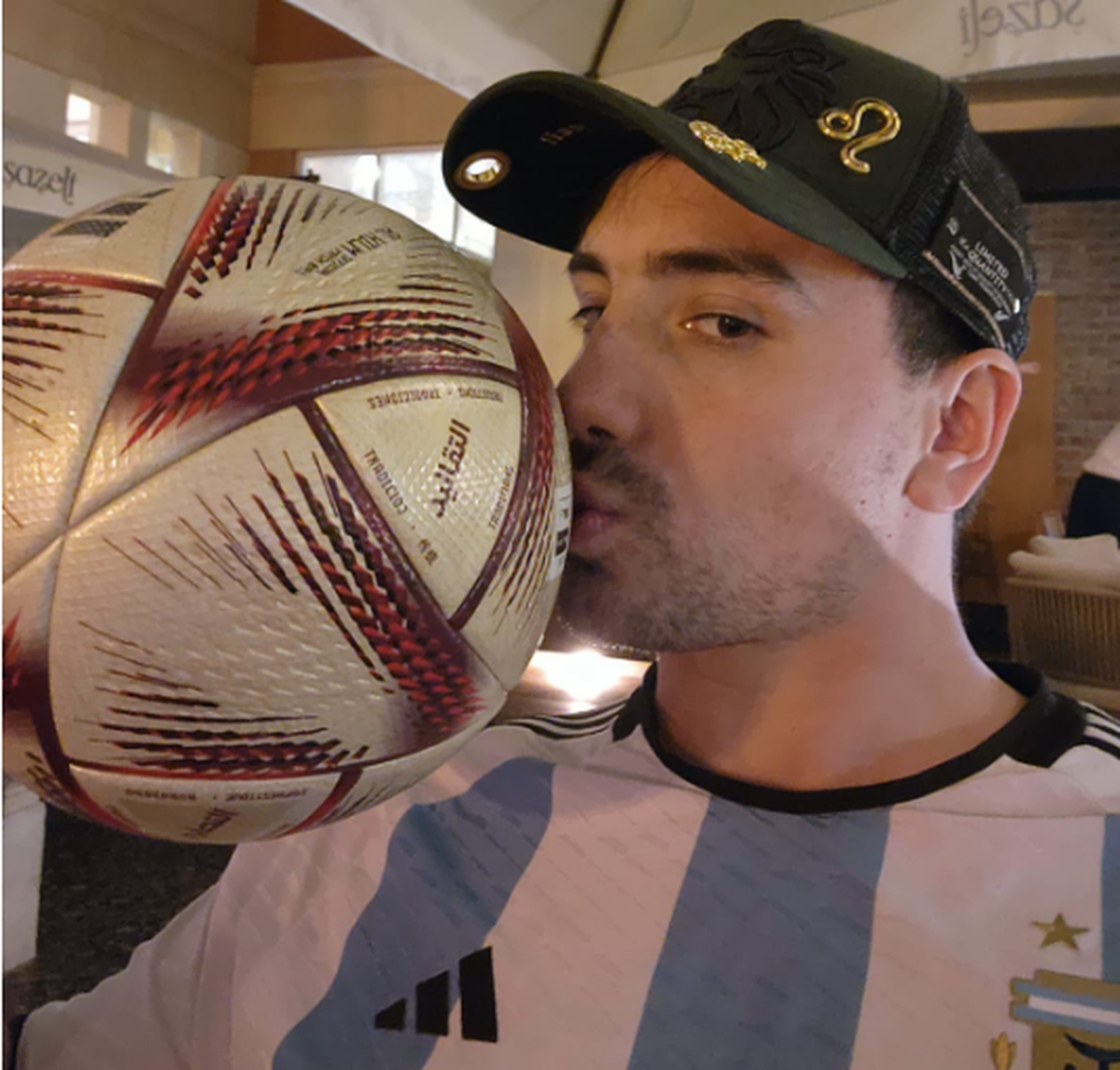 Ignacio Soto junto a la pelota del Mundial de Qatar 2022. Ignacio Soto junto a la pelota del Mundial de Qatar 2022.