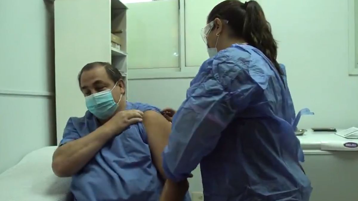 El doctor Juan Pablo Poletti recibió la vacuna contra el coronavirus.&nbsp;