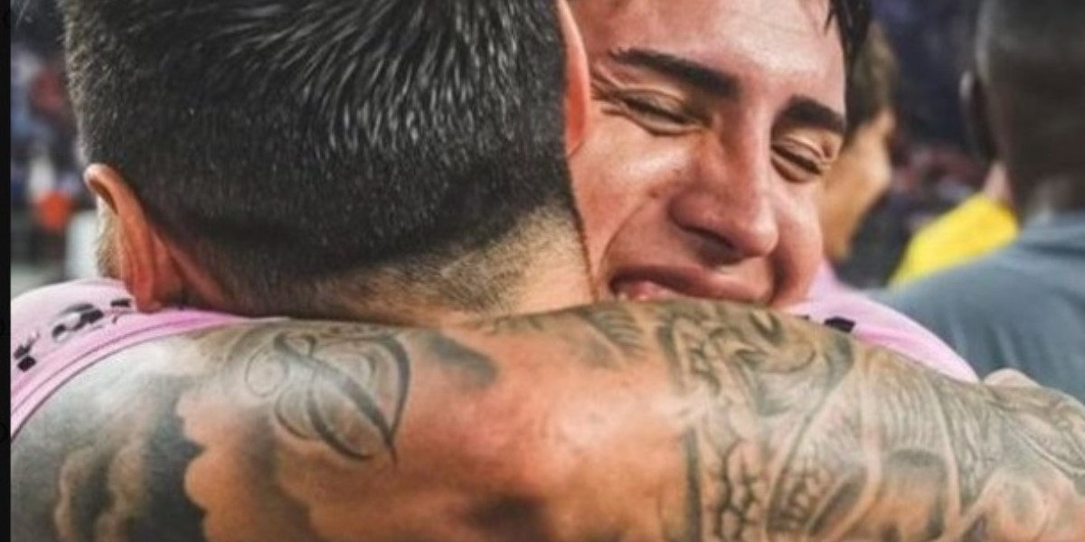 Facundo Farías y el abrazo con Lionel Messi.