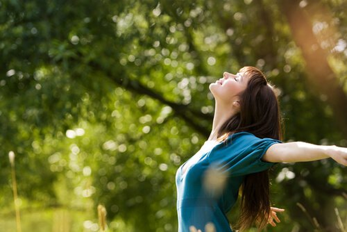 La práctica del earthing consiste en hacer que el cuerpo establezca contacto con la tierra y la energía eléctrica que emana de esta.