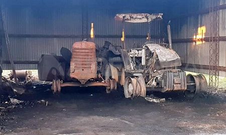 Los vehículos, uno marca Case 95 y otro Fiat 60, se encontraban en un campo cercano donde los habían dejado para continuar al día siguiente el trabajo que se está realizando en caminos rurales de la zona. Los vehículos, uno marca Case 95 y otro Fiat 60, se encontraban en un campo cercano donde los habían dejado para continuar al día siguiente el trabajo que se está realizando en caminos rurales de la zona.