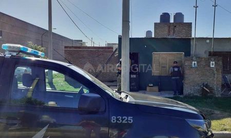 Agentes de la Brigada Antinarcóticos de la AIC realizaron un allanamiento en calle 25 de Mayo y Azcuénaga. Agentes de la Brigada Antinarcóticos de la AIC realizaron un allanamiento en calle 25 de Mayo y Azcuénaga.
