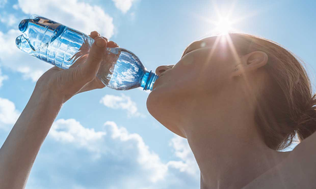 El nivel de actividad física es un factor crítico que obliga a ajustar hacia arriba el cálculo básico de mililitros por kilo para evitar golpes de calor.