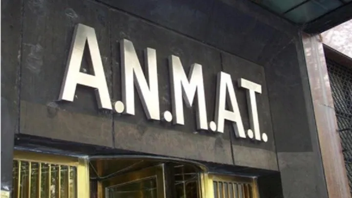 La Administración Nacional de Medicamentos, Alimentos y Tecnología Médica prohibió la comercialización y distribución de un fármaco reconocido tras la detección de diversas irregularidades. La Administración Nacional de Medicamentos, Alimentos y Tecnología Médica prohibió la comercialización y distribución de un fármaco reconocido tras la detección de diversas irregularidades.