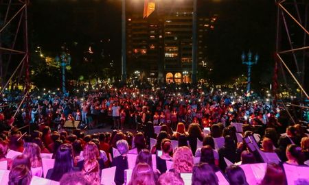 Más de 3 mil personas disfrutaron del concierto Santa Fe Canta la Navidad en la Plaza 25 de Mayo. Más de 3 mil personas disfrutaron del concierto Santa Fe Canta la Navidad en la Plaza 25 de Mayo.