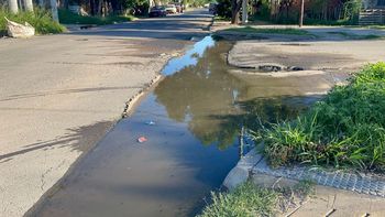 Desbordes cloacales en Necochea al 8100, en barrio Coronel Dorrego.