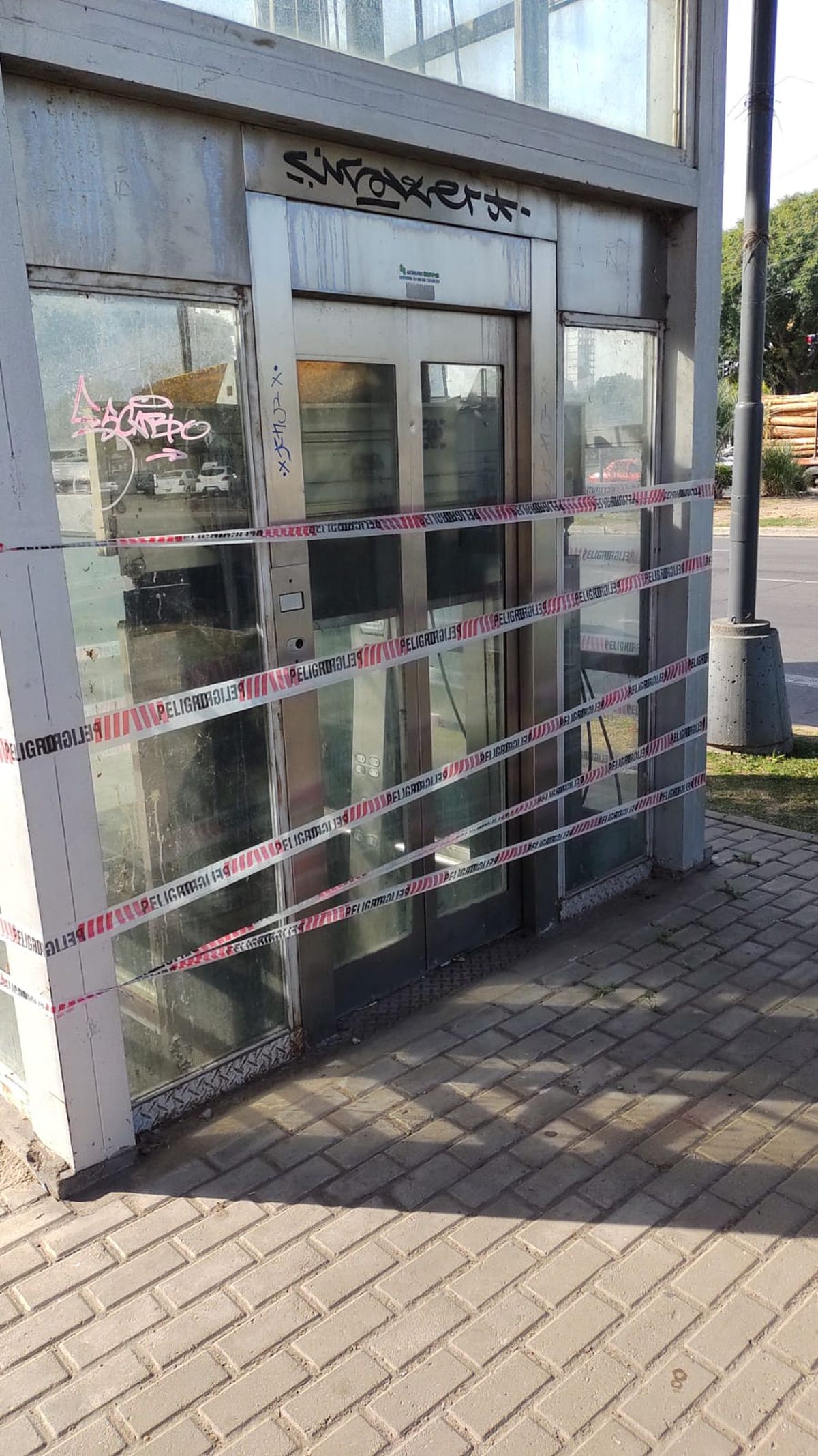 Personal del Municipio colocó cintas para indicar el peligro que representa el ascensor en este estado.