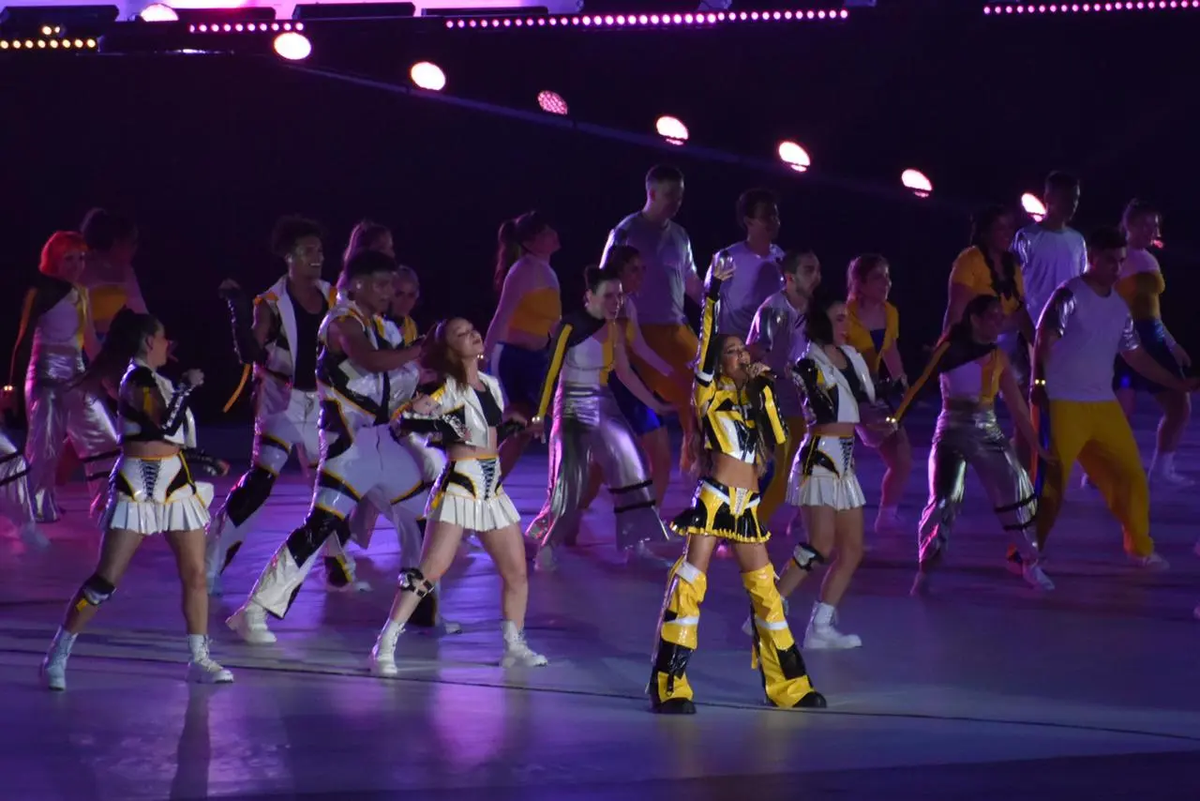 Tini Stoessel cantando en el espectáculo de los Juegos Suramericanos.