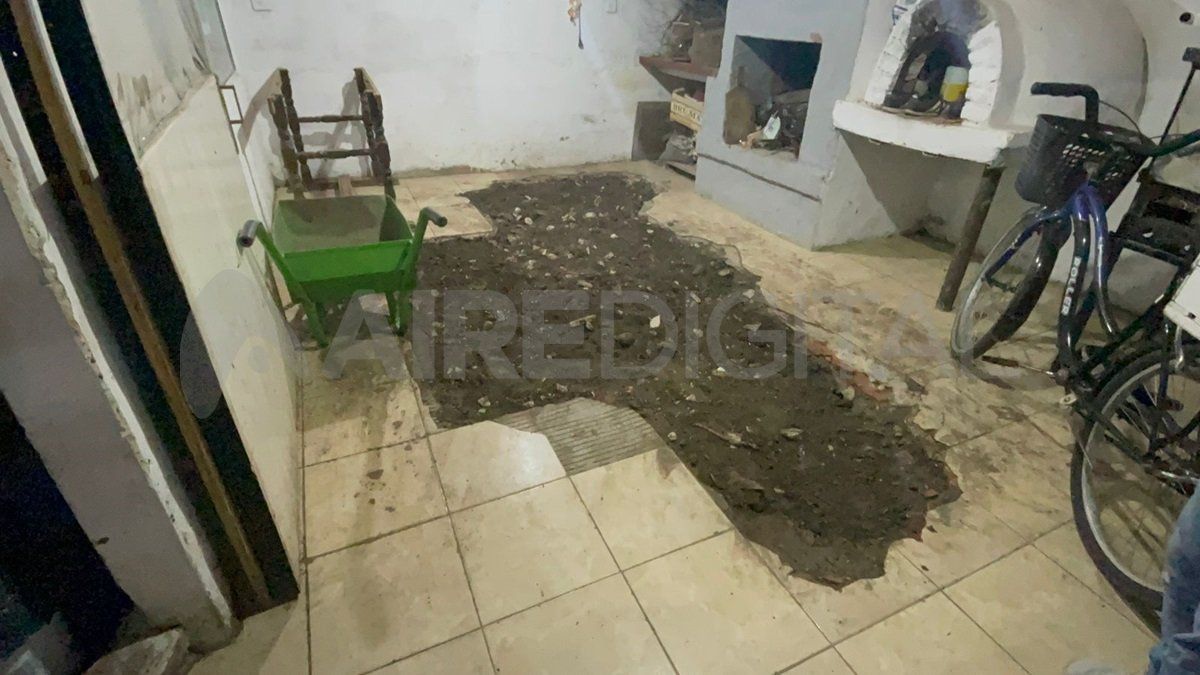 Los investigadores rompieron un piso del quincho y secuestraron restos oseos. 