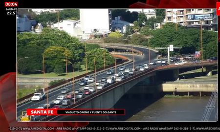 Tránsito demorado sobre el Viaducto Oroño, mano hacia avenida Alem Tránsito demorado sobre el Viaducto Oroño, mano hacia avenida Alem