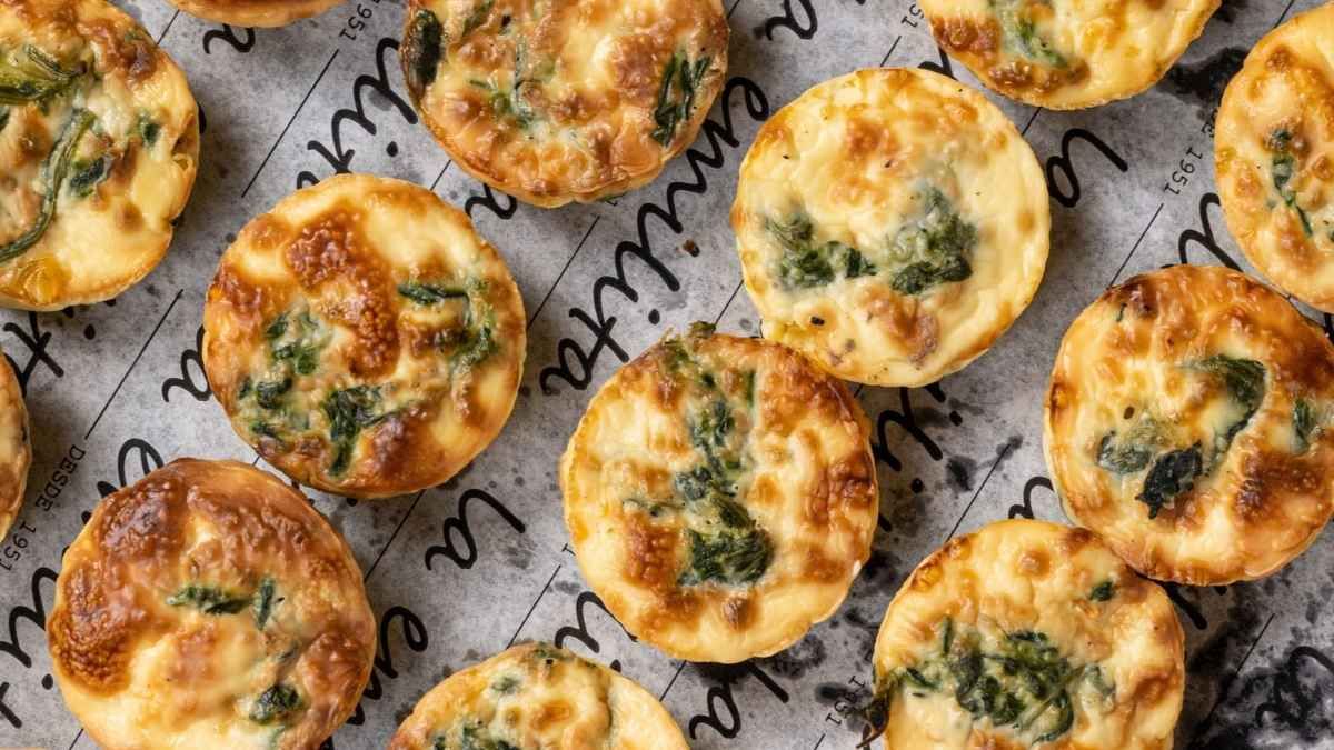 El uso de masa de hojaldre garantiza una base liviana y multicapa que cruje en cada bocado, diferenci&aacute;ndose de la masa de tartera com&uacute;n.