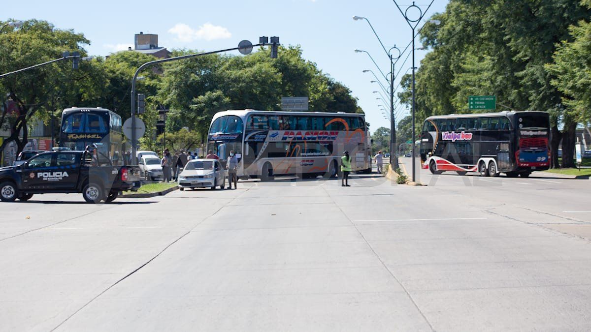 El bloqueo en avenida Alem y Belgrano se mantuvo hasta después de las 15.