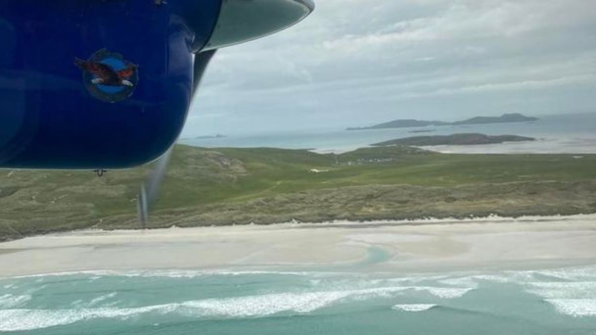 Vista de la playa de Barra (al fondo de la imagen) desde la cabina de un DHC-6 Twin Otter, poco antes de iniciar la aproximación final hacia la misma. En este caso, el avión aterrizará en la “pista” 07-25, una de las tres con las que cuenta este aeropuerto. Vista de la playa de Barra (al fondo de la imagen) desde la cabina de un DHC-6 Twin Otter, poco antes de iniciar la aproximación final hacia la misma. En este caso, el avión aterrizará en la “pista” 07-25, una de las tres con las que cuenta este aeropuerto.