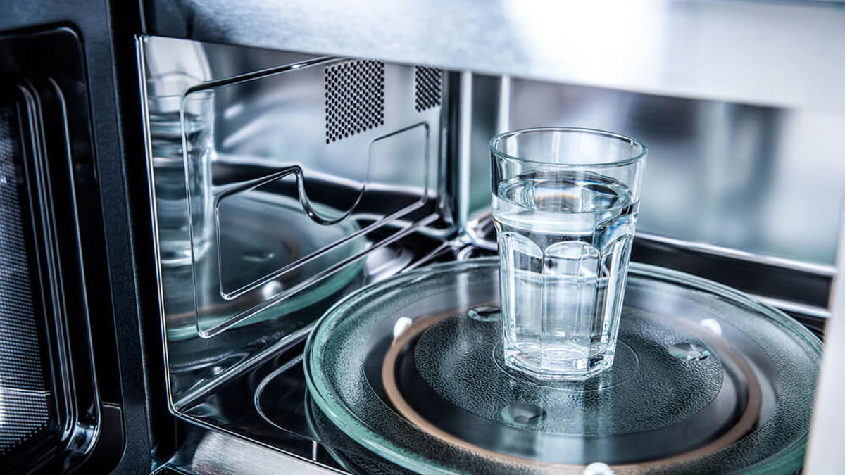 Cómo descongelar alimentos en el microondas con un vaso de agua