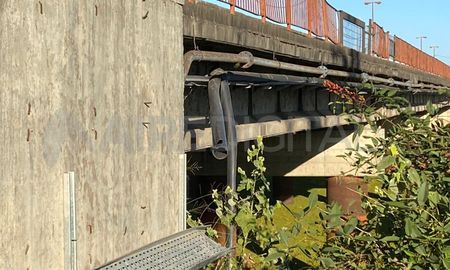 Así quedaron las conexiones del tendido eléctrico a la vera de la ruta 168 tras el robo de cables. Así quedaron las conexiones del tendido eléctrico a la vera de la ruta 168 tras el robo de cables.