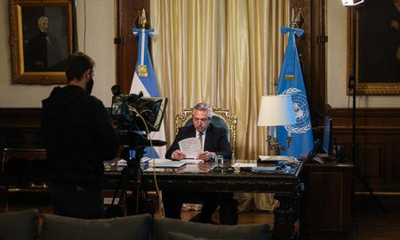 En su primer discurso ante la Asamblea General de las Naciones Unidas (ONU), cuya sesión se desarrolla de manera virtual por las restricciones sanitarias, el presidente argentino, Alberto Fernández exhortó a sus pares a “recrear un multilateralismo basado en nuestra solidaridad”. En su primer discurso ante la Asamblea General de las Naciones Unidas (ONU), cuya sesión se desarrolla de manera virtual por las restricciones sanitarias, el presidente argentino, Alberto Fernández exhortó a sus pares a “recrear un multilateralismo basado en nuestra solidaridad”.