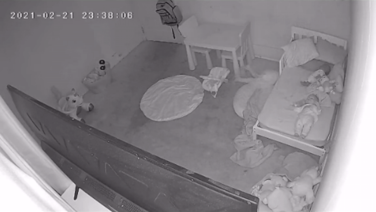 Un padre asegura que su hija fue tirada debajo de la cama por un fantasma
