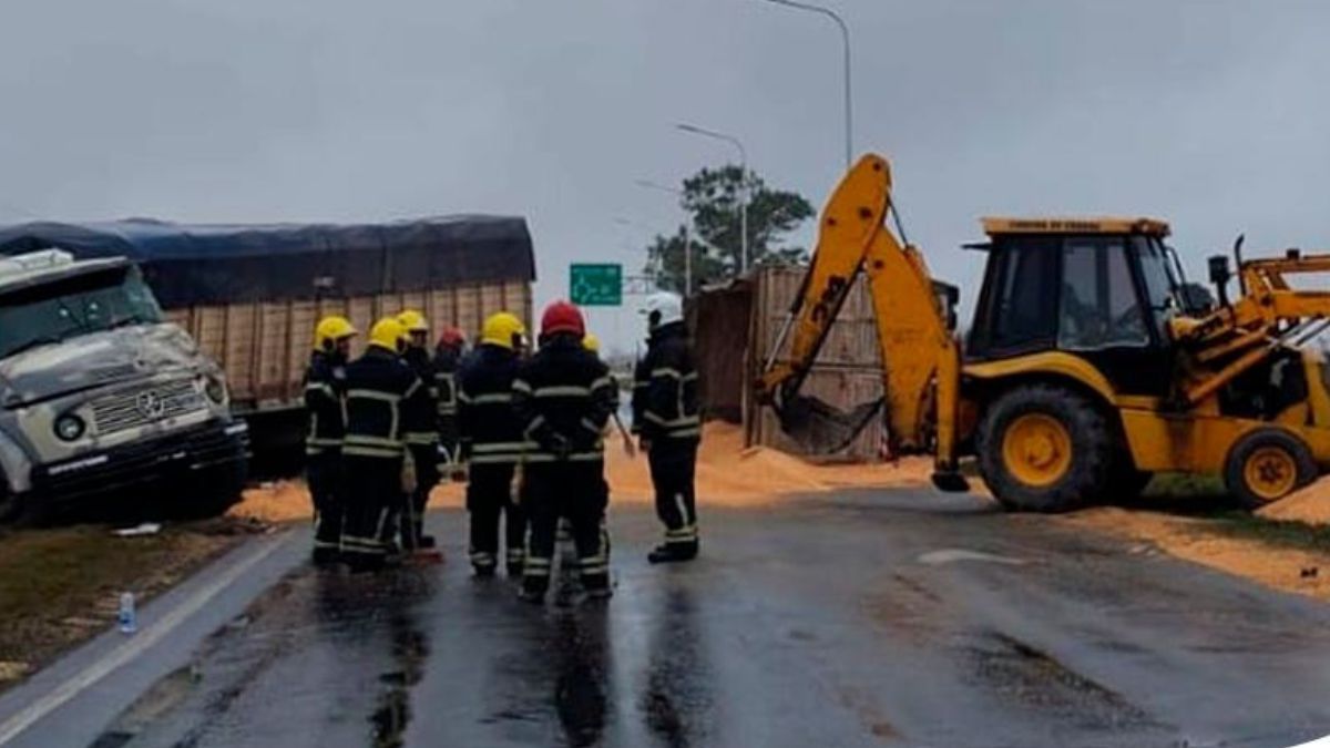 Un tractor pala de la comuna de Chabás debió intervenir para retirar los cereales que estaban sobre la ruta