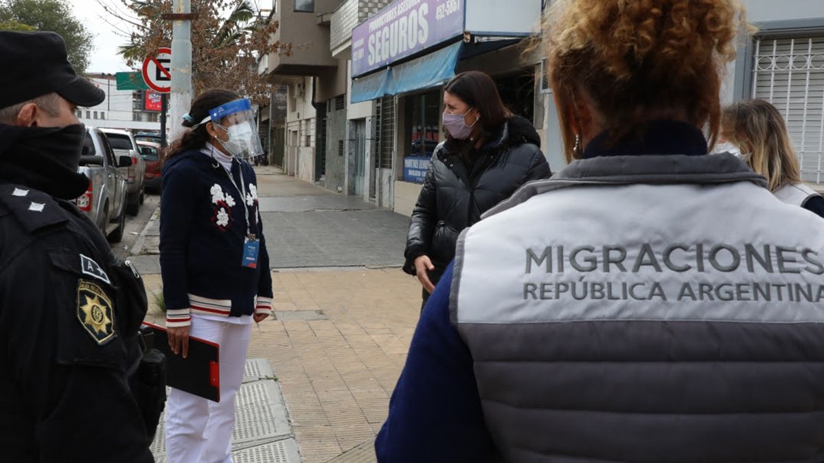 Dicha tarea se lleva a cabo de manera conjunta entre los Ministerios provinciales de Seguridad y Salud; la Secretaría de Protección Civil; y la Dirección Nacional de Migraciones con sede en la ciudad de Rosario.